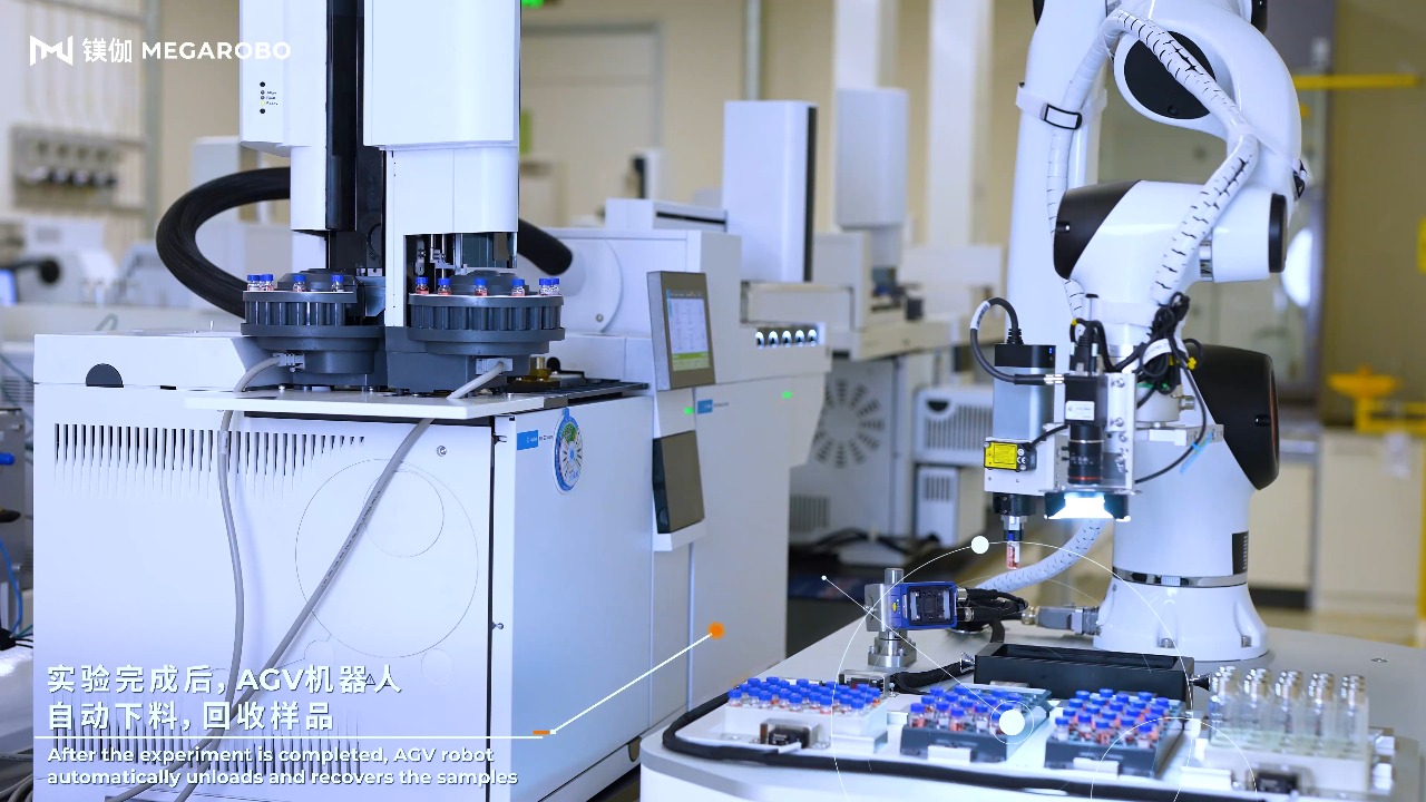 Robot AGV z ramieniem obsługujący próbki przy chromatografie gazowym